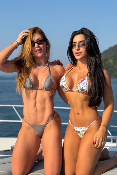 Duda Freire e Virginia Fonseca de biquíni
